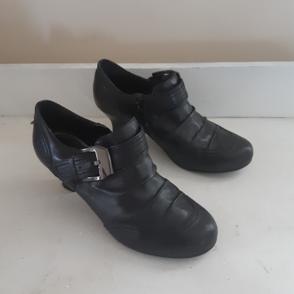 Infinity Women's  Leather Zip Side  Shoes Size 6  1/2